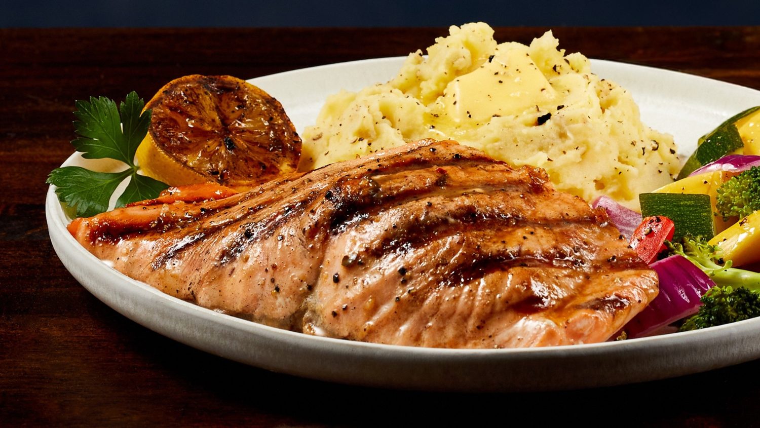 Grilled salmon with mashed potatoes and vegetables